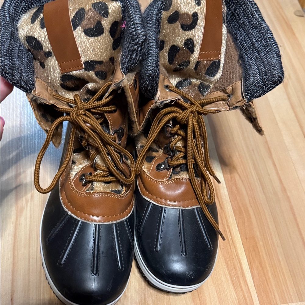 Stylish Black and Brown Winter Boots size 8 - Picture 2 of 4